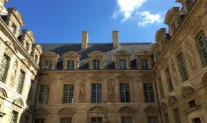 Hotel de Sully, place des Vosges à Paris, dans le quartier du Marais